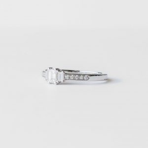 18k White Gold Diamond Ring