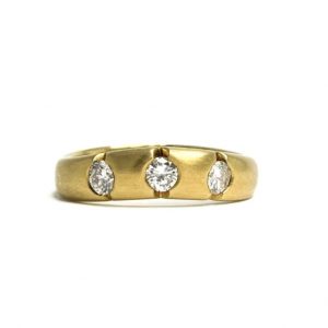 18ct yellow gold band with 3 inset diamonds