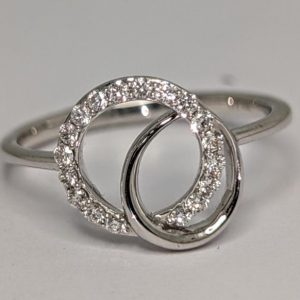 Interlocking circles ring