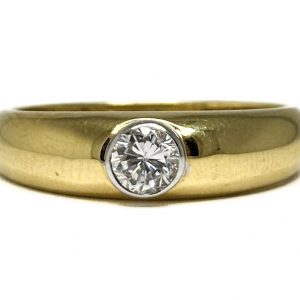 18ct yellow gold band with bezel set diamond