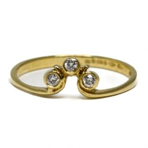 18ct yellow gold ring with 3 diamonds
