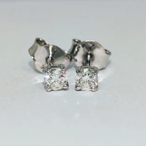 18ct white gold diamond stud earrings