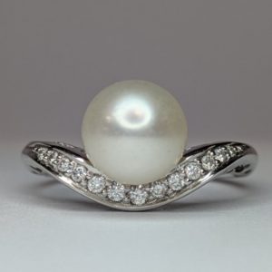 18ct white gold diamond wishbone ring with pearl