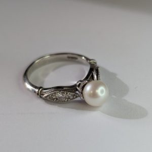 18ct white gold pearl and diamond ring