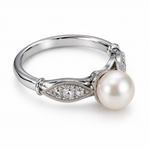 18ct white gold pearl and diamond ring