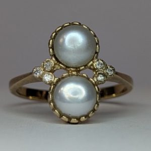 9ct yellow gold ring with twin pearls and diamonds